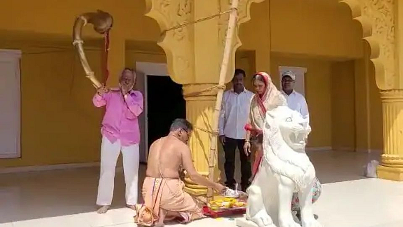खासदार उदयनराजे भोसले (Udayanraje Bhosale) यांच्या साताऱ्यातील जलमंदिर पॅलेस इथं गुढी उभारली.