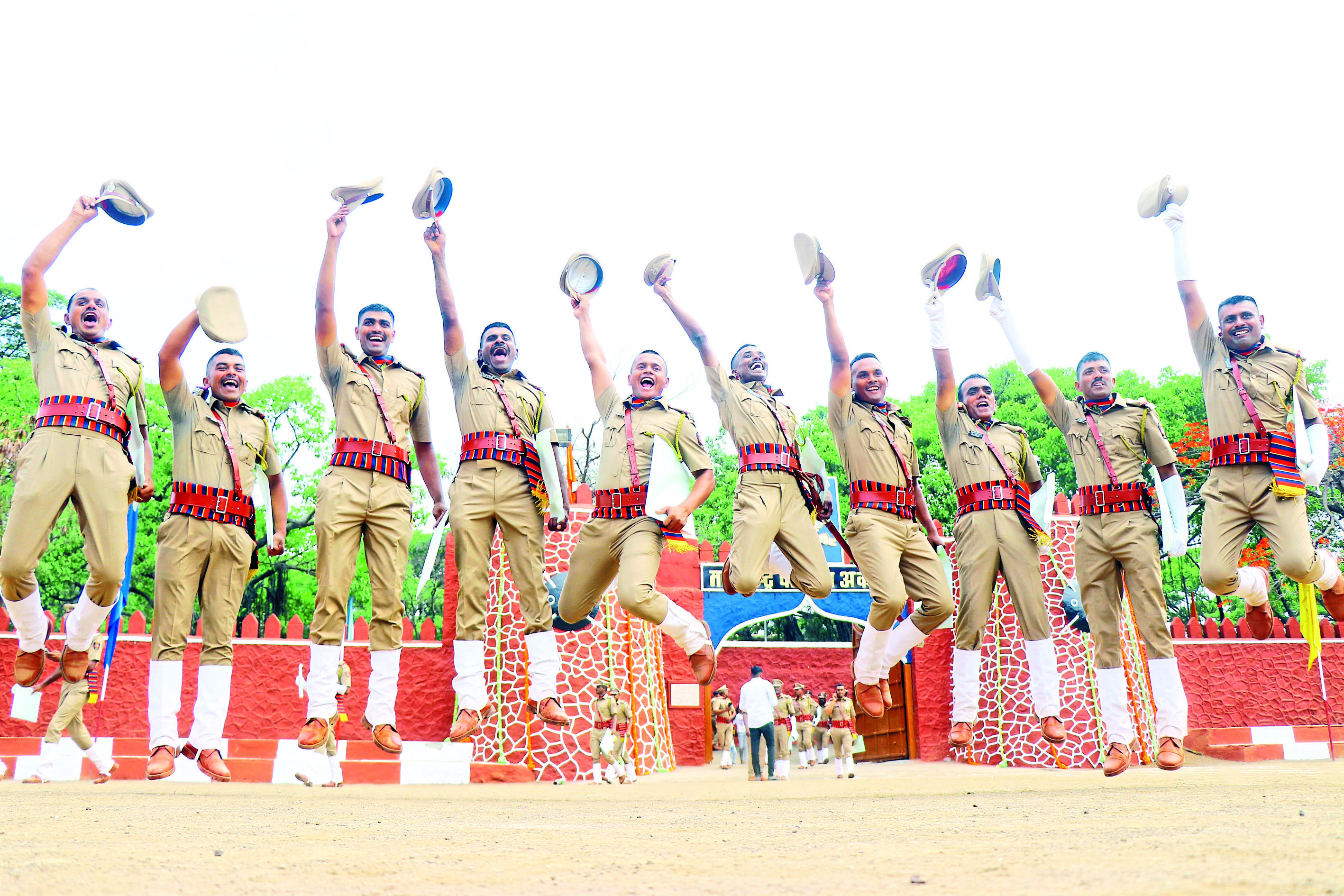 महाराष्ट्र पोलिस अकादमीच्या दीक्षान्त सोहळ्यानंतर रविवारी आनंदोत्सव साजरा करताना प्रशिक्षण पूर्ण केलेले उपनिरीक्षक.