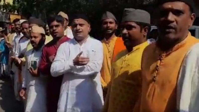पुण्यात १०० पुरोहितांच्या उपस्थितीत मंत्रपठण करण्यात आलं.