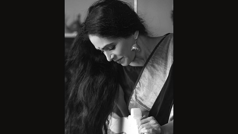 ऐश्वर्या नारकर यांच्या अभिनयाचे नेहमीच कौतुक केले जाते. पण त्यांच्या अभिनयाइतकीच त्यांच्या सौंदर्याची देखील नेहमीच चर्चा होते.