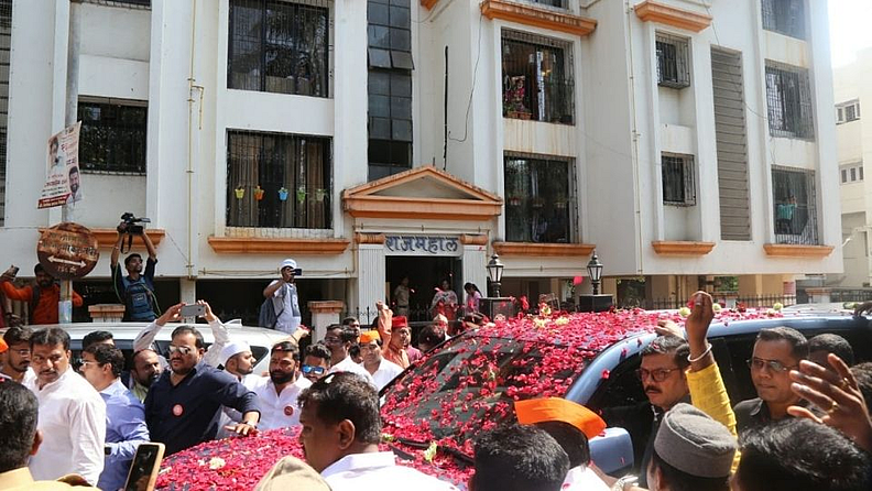 त्यांच्या गाडीवर फुलांच्या पाकळ्यांचा वर्षावही करण्यात आला.