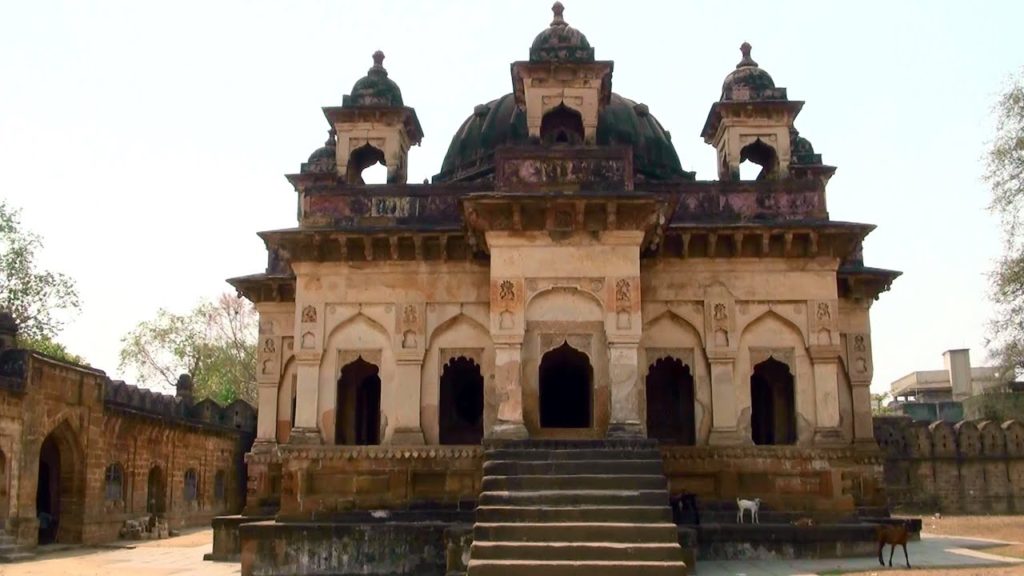 गोंड राजाचा किल्ला हा भारतातील महाराष्ट्र राज्याच्या नागपूर शहराच्या ’महाल’ या भागात असलेला हा किल्ला आहे. या किल्ल्याच्या सभोवताली पाण्याने भरलेले खंदक खोदण्यात आले होते. या किल्ल्यास उत्तरेच्या बाजुस एक दगडी कमान आहे. ते या किल्ल्याचे प्रवेशद्वार. या प्रवेशद्वारावर फारसी लिपीत कोरलेले आढळून येते. या द्वारातुन सुमारे ७० मीटर आत गेल्यावर एक लाकडाचे भव्य द्वार आहे.