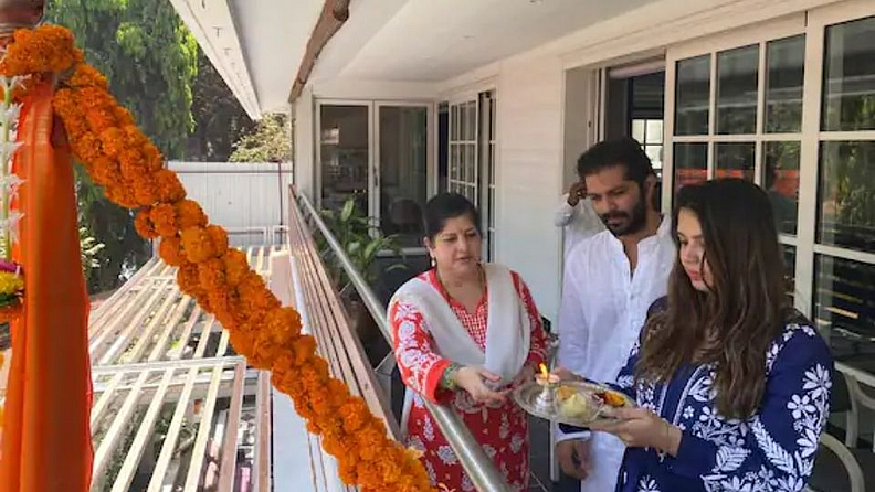 अमित ठाकरेंनी देखील सपत्निक पूजा केली.