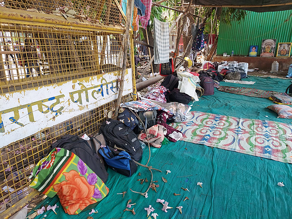 शुक्रवारी सिल्वर ओक इथे झालेल्या हल्यात सहभागी असलेले कामगार आझाद मैदानातून गेले होते. त्यावरुन पोलिसांची गुप्तचर यंत्रणा अपयशी ठरल्याचे स्पष्ट झाले. या घटनेतंर आझाद मैदानावर झालेले पोलिस ड्रील, वाढवलेला सुरक्षा बंदोबस्त बघता मैदान रिकामे होणार याचा अंदाज आला होता.