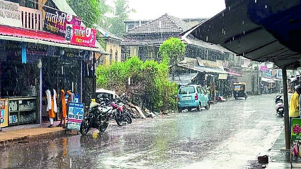 पावसाने धुमाकूळ घातल्याने बाजारपेठेत शुकशुकाट होता.