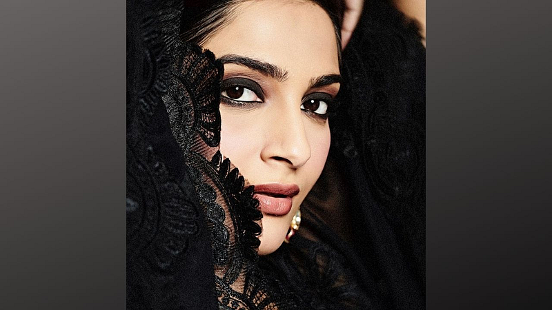 Sonam Kapoor showing her baby bump in black Kaftan with her beautiful photos