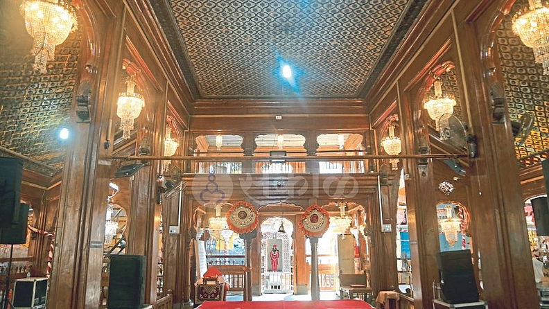 तुळशीबाग राम मंदिर -
स्थापना (Tulshibaug Ram Mandir) | १७६१.(पाणिपतच्या युद्धानंतर)
वैशिष्ट्ये - पुण्याचे सुभेदार नारो अप्पाजी खैरे (तुळशीबागवाले) यांनी मंदिराच्या बांधकामासाठी तरतूद केली. १७९५ मध्ये हे पुर्ण झाले. एक लाख ३६ हजार ६६७ रुपये खर्चून बांधलेले हे मंदिर परीसर सुमारे एक एकर क्षेत्रात पसरले आहे. १८८४ मध्ये नंदराम नाईक यांनी कळस आणि सभामंडपाचे काम पूर्ण केले. मंदिराचे व्यवस्थापन श्री रामजी संस्थान करते. उमाजीबाबा पंढरपूरकर यांनी बनवलेल्या राम, सीता आणि लक्ष्मणाच्या मूर्ती नोव्हेंबर १७६५ मध्ये मंदिराच्या गाभाऱ्यात ठेवण्यात आल्या होत्या. १७६७ मध्ये बखातराम पाथर्वत गुजराथी यांनी साकारलेली हनुमानाची मूर्ती गाभाऱ्यात ठेवण्यात आली होती. नंतर १७८१ मध्ये गणपती आणि पार्वतीच्या मूर्ती मंदिरात आणण्यात आल्या आहेत. सध्या तुळशीबाग बाजारपेठेसाठी प्रसिद्ध आहे. पारंपारिक महाराष्ट्रीयन स्वयंपाकाच्या वस्तू, सौंदर्यप्रसाधने, दागिने आणि घरगुती वस्तू तसेच पूजा साहित्यासह वस्तूंची विक्री होते.
