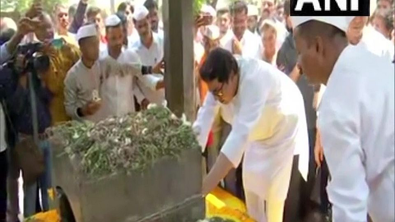 औरंगाबादला जाता जाता त्यांनी वढू इथं जाऊन छत्रपती संभाजी महाराजांच्या समाधीस्थळाला भेटही दिली. (फोटो - ANI)