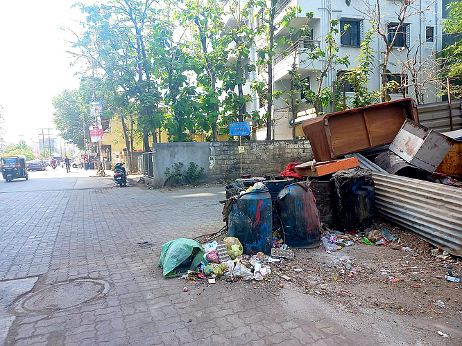 रस्त्याच्याकडेला पडलेला कचरा.