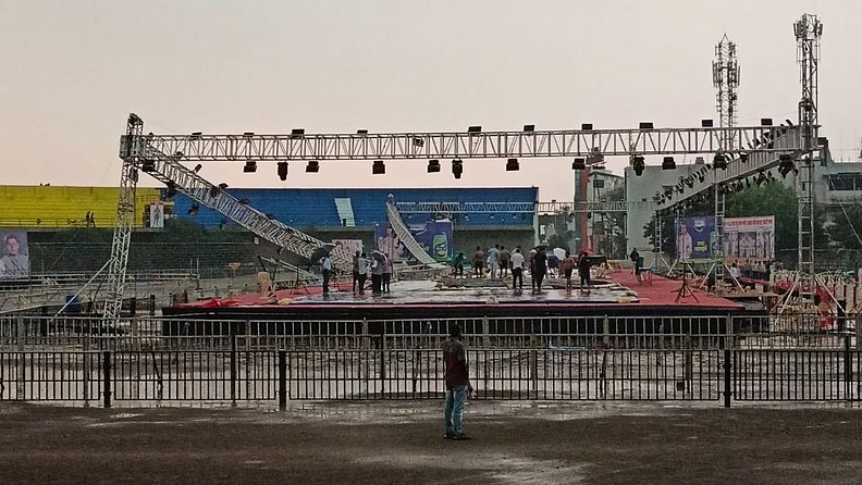 सातारा : गेल्या दोन दिवसांपासून पुन्हा हजेरी लावलेल्या अवकाळी पावसाचा फटका आता महाराष्ट्र केसरी कुस्ती स्पर्धेला बसलाय.