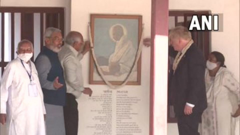 आज (गुरुवार) सकाळी ते गुजरातच्या (Gujarat) अहमदाबाद विमानतळावर पोहोचल्यानंतर त्यांनी वेगवेगळ्या कार्यक्रमात भाग घेतला.