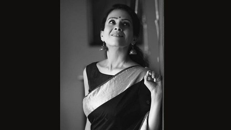 ती सोशल मीडियावर नेहमीच ऍक्टिव्ह असते.सोशल मीडियावर ती फोटो videos शेअर करत चाहत्यांना घायाळ करत असते. तिचा प्रचंड मोठा चाहतावर्ग असल्याचं पाहायला मिळतं.