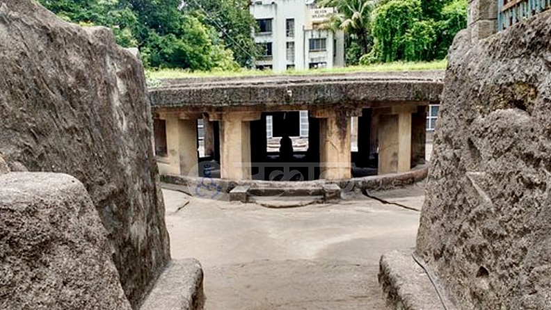पाताळेश्वर लेणी (Pataleshwar Caves) - स्थापना | राष्ट्रकूट राजवटीत इसविसनाच्या आठव्या शतकात (शिवाजीनगर)
वैशिष्ट्ये - राष्ट्रकूटांच्या काळात पुणे हे पुण्यविषय किंवा पूनकविषय (विषय म्हणजे जिल्हा) म्हणून प्रसिद्ध होते. राष्ट्रकूट राजा कृष्ण (पहिला) याच्या कारकिर्दीत दिलेल्या ताम्रपटात ही नावे आढळतात. जमिनीच्या खाली खोदून ही तयार करण्यात आली आहे. पाताळेश्वर आणि वेरूळमधील राष्ट्रकूट कालखंडातील लेणी यांत साम्य आढळते. पाताळेश्वर लेण्याला मोठे प्रांगण आहे. प्रांगणाच्या मध्यभागी वर्तुळाकार नंदीमंडप आहे. या नंदीमंडपाचे छत प्रचंड मोठे, जाड व वर्तुळाकार कातळाचे आहे. हा कातळ स्तंभांनी पेलला आहे. त्याच्याआत आणखी एक वर्तुळ आहे, त्यावर नंतरच्या काळात ठेवण्यात आलेला एक नंदी आहे. Iconic places in Pune