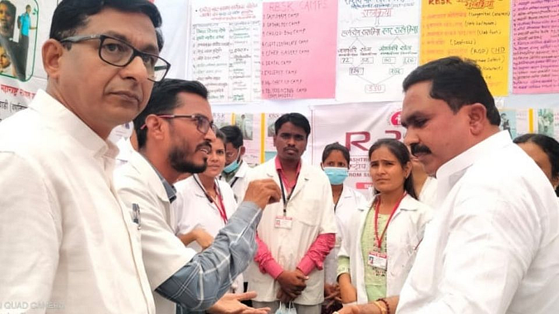 आरोग्य मेळाव्याची माहिती घेऊन मार्गदर्शन करताना डॉ ढेले.