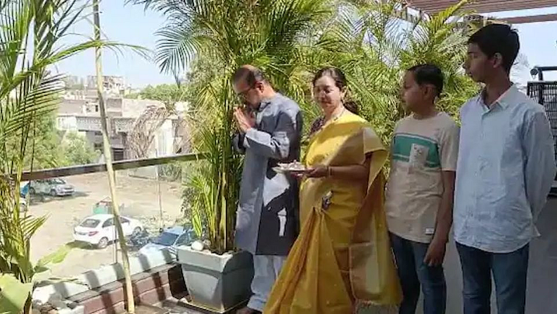 आरोग्यमंत्री राजेश टोपे (Rajesh Tope) यांनी जालन्यातील निवासस्थानी सहकुटुंब गुढीची पुजा केलीय.