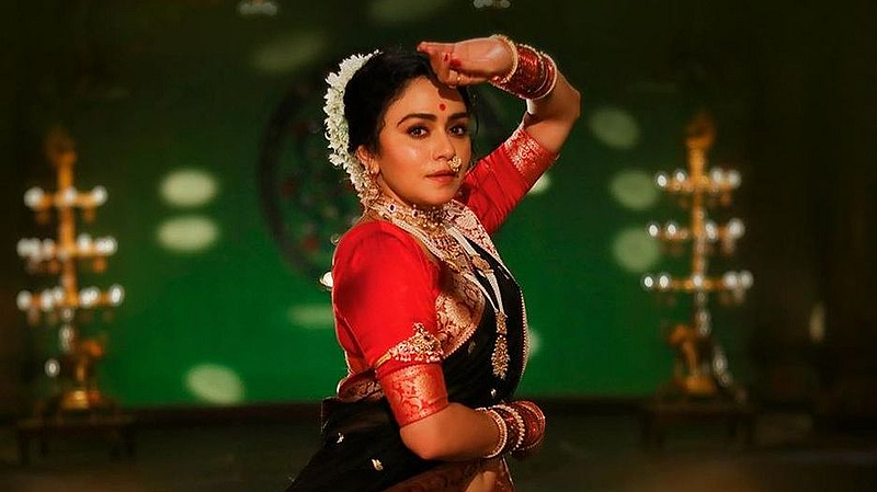 chandramukhi movie new song bai g.. ' amruta khanvilkar