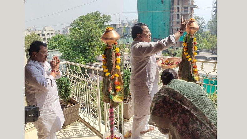 पुनर्वसन मंत्री विजय वडेट्टीवार (Vijay Wadettiwar) यांनी पत्नीसह गुढीची पूजा केली.