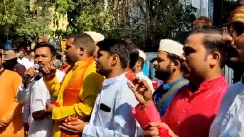 राज ठाकरे यांना त्यांच्या पुढच्या कार्यात यश मिळो, यासाठी राज यांच्या पुण्यातील घराबाहेर धार्मिक विधी करण्यात आले.