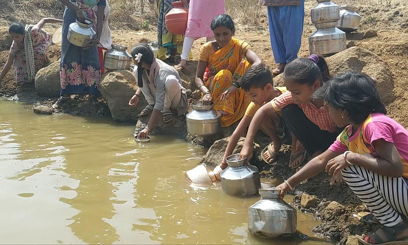 कथरुवंगणवाडी येथे दुर्गंधीयुक्त व गढूळपाणी भरतांना आदीवासी महिला