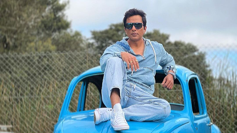 सोनू सूदने रणबीर आलियाच्या लग्नाच्या फोटोवर कमेंट करत या जोडप्याचे अभिनंदन केले आहे