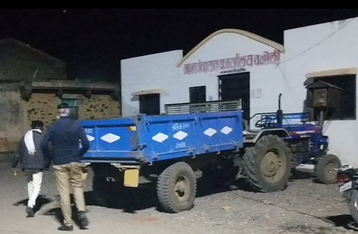 Vanoli villagers grabbed the sand tractor & handover it to Police
