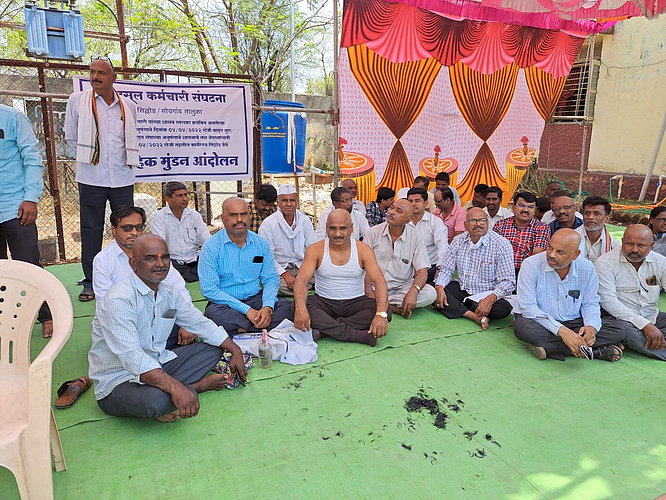 अंदोलन करताना महसूल कर्मचारी