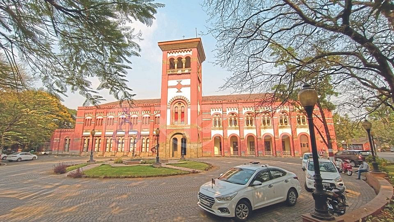 कौन्सिल हॉल (Council Hall) - स्थापना | १८७०. वैशिष्ट्ये : व्हेनेशियन गॉथिक शैलीतील ही ईमारत दगड आणि भाजलेल्या वीटांपासून बांधण्यात आली आहे. यात मध्यवर्ती चौकोनी टॉवर आणि लॅन्सेट खिडक्या आहेत. आतील भागात स्टेन्ड ग्लास पेंटिंग्ज आणि खोट्या छतावर आणि लोखंडी रेलिंगवर सोन्याच्या पानांची सजावट आहे. टॉवरच्या तळमजल्याला खुल्या कमानींचा आधार आहे, तर पहिल्या मजल्यावर व्हेनेशियन कमान आहे. १९ जुलै १९३७ रोजी मुंबई विधानसभेचे पहिले अधिवेशन आणि दुसऱ्याया दिवशी विधान परिषदेचेही पहिले अधिवेशन येथे झाले होते. स्वातंत्र्य मिळाल्यानंतरही मुंबई विधानसभेचे पहिले अधिवेशन याच सभागृहात १० सप्टेंबर १९४७ रोजी भरले होते. मुंबई प्रांताच्या पावसाळी अधिवेशनासाठी कौन्सिलहॉलचा वापर होत असे.