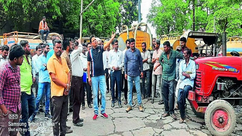 आस्तिककुमार पांडेय यांनी पाण्याच्या टाकीची अचानक पाहणी केली.