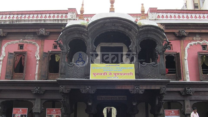 विश्रामबाग वाडा (Vishrambaug Wada) -
स्थापना | १८०७
वैशिष्ट्ये - मराठा साम्राज्याचा पेशवा दुसरा बाजीराव याचा वाड्यात राहत होते. त्याकाळी सुमारे ३ लाख ५० हजार रुपये खर्चून हा वाडा बांधला गेला. शनिवार वाडा या पेशव्यांच्या वडिलार्जित वाड्यात राहण्यापेक्षा दुसऱ्या बाजीरावाने विश्रामबागवाड्यात राहणे पसंत केले. तिसऱ्या इंग्रज-मराठा युद्धात इ.स. १८१८ साली पुण्याचा पाडाव होईपर्यंत ११ वर्षे दुसऱ्या बाजीरावाचे येथे वास्तव्य होते. सुमारे २०,००० वर्ग फूट क्षेत्रफळाच्या या वाड्याचा बहुतांश भाग टिकला आहे. या वाड्यात सध्या टपाल कार्यालय, नगरपालिकेच्या काही कचेऱ्या व मराठा साम्राज्यातील ऐतिहासिक वस्तूंचे संग्रहालय आहे. पुणे महापालिकेची सध्याची इमारत बांधून होण्यापूर्वी नगरपालिकेचे मुख्य कार्यालय विश्रामबागवाड्यामध्येच होते. (pune heritage)