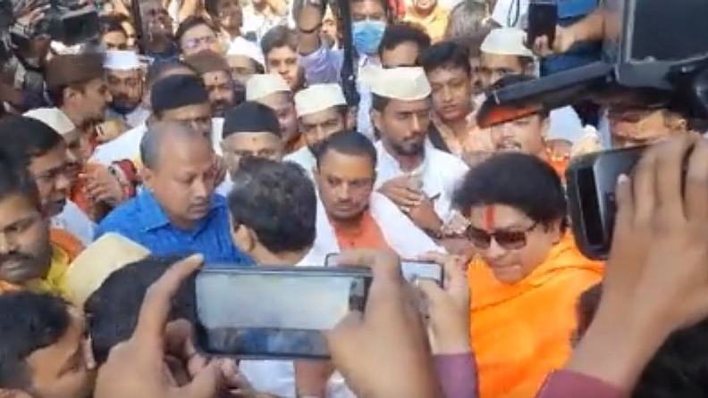 या दौऱ्यादरम्यान मनसेचे कार्यकर्ते मोठ्या प्रमाणावर जमले आहेत. कार्यकर्त्यांसह आता राज ठाकरे यांचा ताफा औरंगाबादकडे रवाना झाला आहे.
