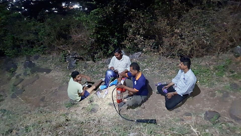 त्याची माहिती गडावर असणारे प्रकाश साळुंखे यांनी वसंतगडमधील युवकांना दिली. त्यानंतर काही वेळातच वसंतगड टीमचे सदस्य प्रथमेश चव्हाण, राज होवाळ, प्रणव चव्हाण, गजानन माळी, रामभाऊ माळी, दत्ता जामदार यांनी कऱ्हाडमधील बांधकाम व्यावसायिक डॉ. महेश पाटील यांच्याकडून आग विझवण्यासाठी सिलेंडरची अग्निशमन यंत्रणा घेवून ते तातडीनं गडावर दाखल झाले.