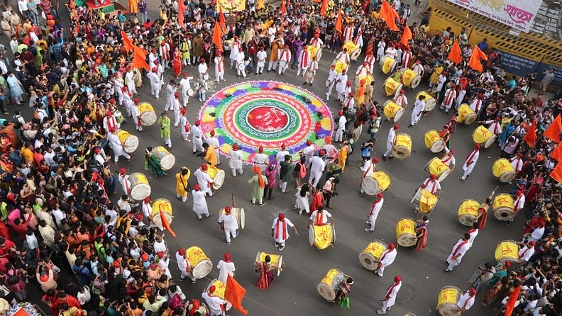 गुढीपाडवा (Gudi Padwa 2022) हा सण साडेतीन मुहूर्तांपैकी एक मानला जातो. हिंदू धर्मात गुढीपाडवा या सणाला फार महत्त्व आहे. यंदाचा गुढीपाडवा निर्बंधमुक्त होणार असल्यानं राज्यभरात नव्या वर्षाचा मोठा उत्साह पाहायला मिळतोय.