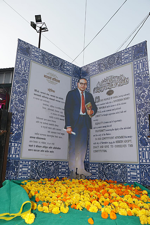 डॉ. बाबासाहेब आंबेडकरांची प्रतिमा असलेला चित्ररथ