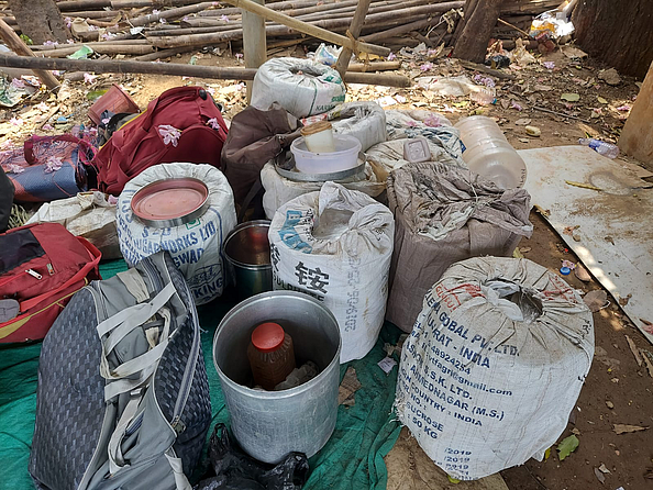 पोलिसांनी काहीशी बळजबरी, आयडीला लढवून शनिवारी पहाटेपासून एसटी कर्मचाऱ्यांना आझाद मैदानातून बाहेर काढायला सुरुवात केली. यादरम्यान झालेल्या झटापटीमध्ये अनेकांना आपल्या बॅग सुद्घा नेता आल्या नाही. त्या मैदानात विखुरल्या आहेत. संपकऱ्यांच्या भोजनासाठी आणलेली अन्नधान्यांची पोती सुद्धा आझाद मैदानातच पडून आहे.