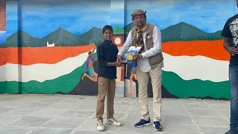 Aditya got navodit kalakar Award for Outstanding Artist for Preserving Kashmir Natural Beauty