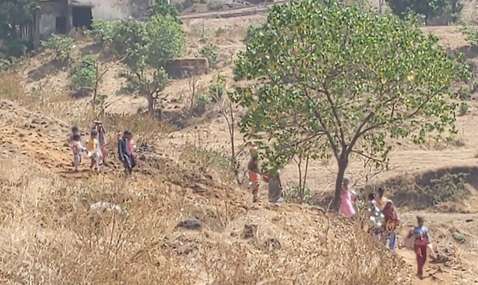 २ ते ३ टेकड्या चढत पाण्यासाठी वणवण करणाऱ्या मुली व महिला