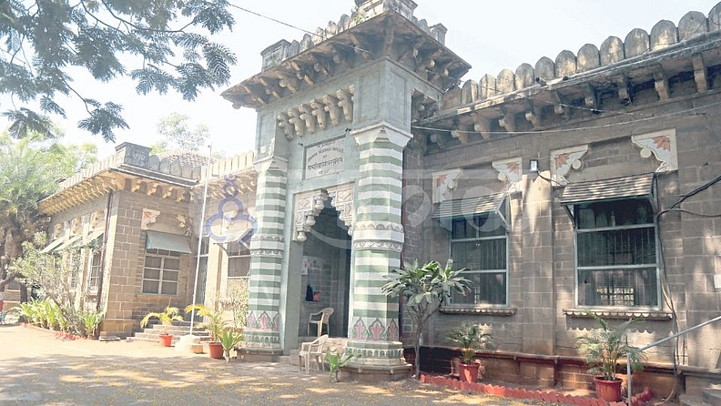भांडारकर प्राच्यविद्या संशोधन मंदिर(The Bhandarkar Oriental Research Institute) - स्थापना : ६ जुलै १९१७. वैशिष्ट्ये - डॉ. रामकृष्ण गोपाळ भांडारकर यांच्या जीवनकार्याचा गौरव म्हणून त्यांच्या नावे या संस्थेची स्थापना करण्यात आली. प्रारंभी डॉ. भांडारकरांनी आपल्या ग्रंथांचा आणि संशोधनपत्रिकांचा अनमोल संग्रह संस्थेला दिला. पुढील वर्षी तत्कालीन मुंबई इलाख्याच्या सरकारने आपल्याजवळचा संस्कृत-प्राकृत हस्तलिखितांचा संग्रह आणि संस्कृत-प्राकृत ग्रंथमाला संस्थेकडे दिली. १९१९ मध्ये संस्थेने स्वतःची संशोधनपत्रिका, महाभारताच्या चिकित्सक पाठवृत्तीचा प्रकल्प, अखिल भारतीय प्राच्यविद्या परिषदेची योजना आणि स्नातकोत्तर अध्ययन आणि संशोधन विभाग ही चार कार्ये सुरु केली. संस्थेत सुमारे १, २५, ००० प्राचीन दुर्मिळ ग्रंथ तसेच २९, ५१० हस्तलिखिते जतन करून ठेवण्यात आली आहेत. तर, संस्थेच्या डॉ. रा. ना. दांडेकर ग्रंथालयामध्ये भारतीय आणि युरोपियन भाषेतील सव्वा लाख पुस्तकांचा समावेश असून त्यापैकी वीस हजार पुस्तके दुर्मिळ आहेत.