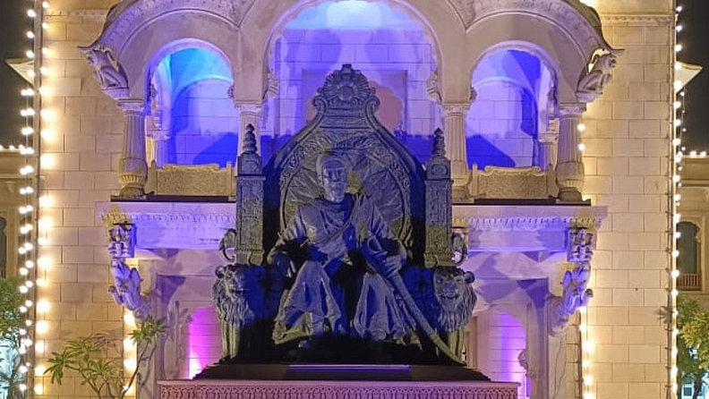 या विद्युत रोषणाईत महाराष्ट्र सदनाबाहेर उभारण्यात आलेला छत्रपती शिवाजी महाराजांचा (Chhatrapati Shivaji Maharaj) पुतळा देखील आकर्षणाचा केंद्रबिंदू बनलाय.