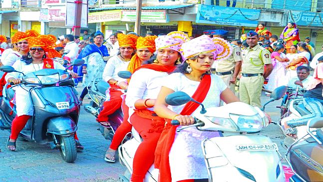 ग्रंथदिंडीमध्ये पारंपारिक वेशात फेटे बांधून युवतींनी दुचाकी फेरी काढली.