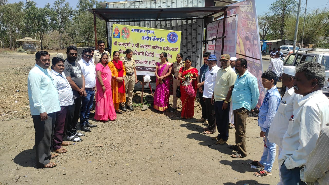 वणी बसस्थानकात तनिष्का सदस्यांच्यावतीने भाविक व प्रवाशांचे स्वागत फलकाचे अनावरण प्रसंगी उपस्थित मान्यवर.