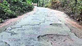 संगमेश्वर रेल्वे स्थानकाकडील रस्त्यावर पडलेले खड्डे