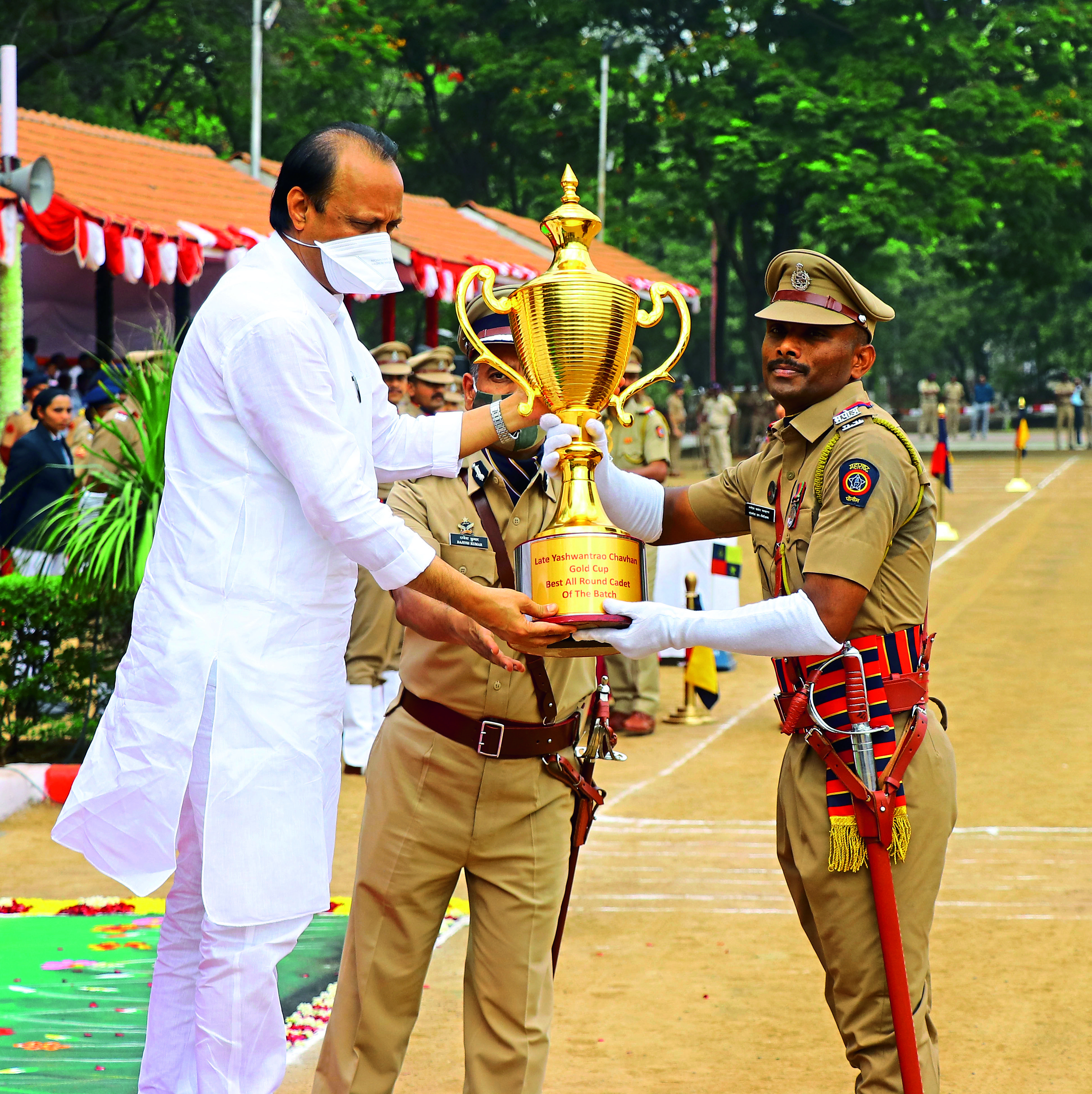महाराष्ट्र पोलिस अकादमीत रविवारी उपमुख्यमंत्री अजित पवार यांच्या हस्ते उत्कृष्ट प्रशिक्षणार्थीचा पुरस्कार स्वीकारताना गणेश चव्हाण