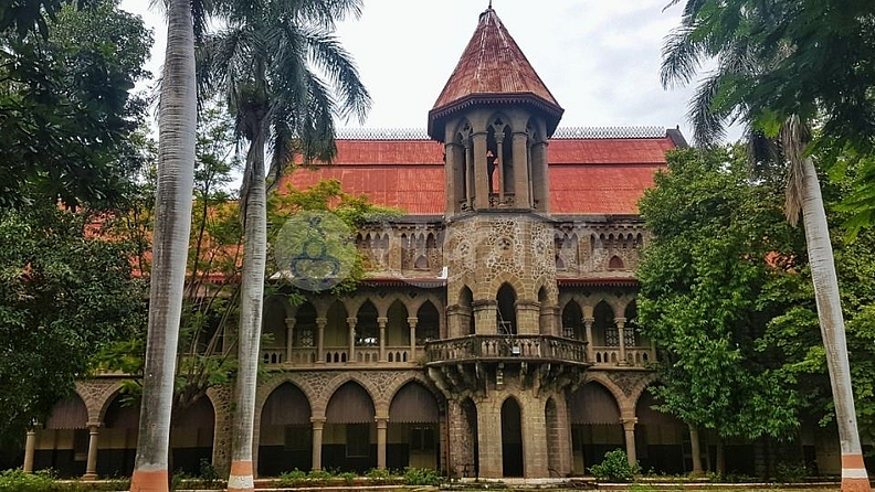 डेक्कन कॉलेज स्नातकोत्तर आणि संशोधन संस्था (Deccan College Post Graduate and Research Institute) :
स्थापना | 6 ऑक्टोबर १८२१ (येरवडा).
वैशिष्ट्ये : सुरवातीच्या काळात हिंदू कॉलेज म्हणून या प्रतिष्ठीत संस्थेची ओळख होती. मुंबई प्रांताचे गव्हर्नर माऊंटस्टुअर्ट एल्फिन्स्टन यांनी दक्षिणा निधीचा वापर करत हिंदू कॉलेजची स्थापना केली. दक्षिणा निधीची सुरवात मराठा सरदार खंडेराव दाभाडे यांनी सुरू केली होती आणि पेशव्यांनी संस्कृत अभ्यासाच्या प्रचारासाठी हा निधी सुरू ठेवला होता. १९३४ मध्ये ब्रिटिश सरकारने हे कॉलेज बंद केले होते. परंतु माजी विद्यार्थ्यांच्या आणि जाणत्या नागरिकांच्या प्रयत्नांमुळे ते १७ ऑगस्ट १९३९ रोजी डेक्कन कॉलेज म्हणून पुन्हा सुरू करण्यात आले.