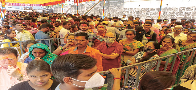 अंबाबाईच्या दर्शनाला भाविकांनी झालेली गर्दी.