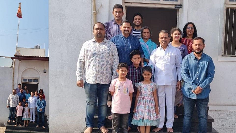 सहकारमंत्री बाळासाहेब पाटील (Balasaheb Patil) यांनी कराडमधील त्यांच्या निवासस्थानी गुढीपाडवा साजरा केला.