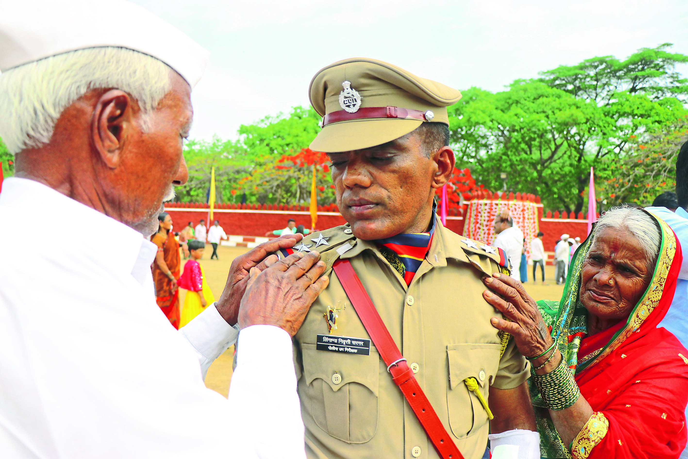 दीक्षान्त संचलन सोहळ्यानंतर पीन ओपन करताना आई-वडील.