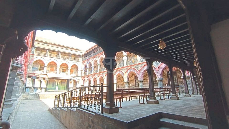 नाना वाडा (Nana Wada) -
स्थापना | १७८०.
वैशिष्ट्ये - नाना फडणवीस (१७४२-१८००) यांनी २० हजार चौरसफुटात हा वाडा बांधला आहे. पेशव्यांचे मुख्य दप्तर येथे होते. १९०७ मध्ये गोपाळ गणेश आगरकर, महादेव बल्लाळ नामजोशी, वामन शिवराम आपटे, व्ही.बी. यांनी स्थापन केलेली डेक्कन एज्युकेशन सोसायटी. केळकर, एम.एस. गोळे आणि एन.के. १८८४ मध्ये धारप यांनी या वाड्यात न्यू इंग्लिश स्कूल सुरू केले. (pune historical places information in marathi)