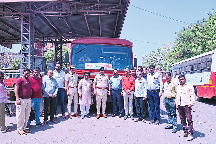 400 employees present at ST Depot Nandurbar news