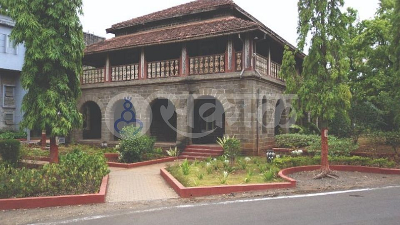 गोखले इन्स्टिट्यूट (Gokhale Institute) - स्थापना : १९०५. वैशिष्ट्ये - भारतीय नोकरदारांच्या शिक्षणास चालना देण्यासाठी व कार्यकारिणीसाठी भारतीय लोकांमध्ये क्षमता वाढविण्याच्या उद्देशाने सर्व्हंट्स ऑफ इंडिया सोसायटीची स्थापना गोपाळ कृष्ण गोखले यांनी केली. त्यातूनच गोखले इन्स्टिट्यूट नावारूपाला आली. गोखले अर्थशास्त्र संस्था ही स्थापनेपासून हिंद सेवक समाजाच्या ग्रंथालयाचा पूर्ण उपयोग करते. हे ग्रंथालय नामदार गोपाळ कृष्ण गोखल्यांनी १९०५ साली स्थापन केले. ग्रंथालयात २,५५,००० हून अधिक ग्रंथ आहेत, तसेच राष्ट्रीय व आंतरराष्ट्रीय स्तरावरील ४७२ नियतकालिके या ग्रंथालयात आहेत. व जवळ जवळ २००० नियतकालिकांचे जुने खंड ग्रंथालयात आहेत.