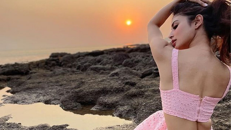 सूर्यास्ताच्या वेळेतील काही फोटोज तीने शेअर करत निसर्गाचे सौंदर्य दाखवण्याचा प्रयत्न केलाय.